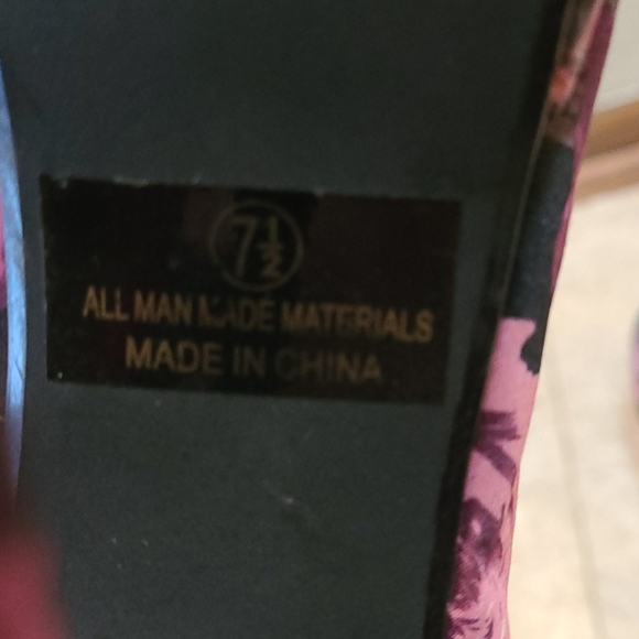 Black floral pink/gray rose 7 1/2 heels - Picture 8 of 8